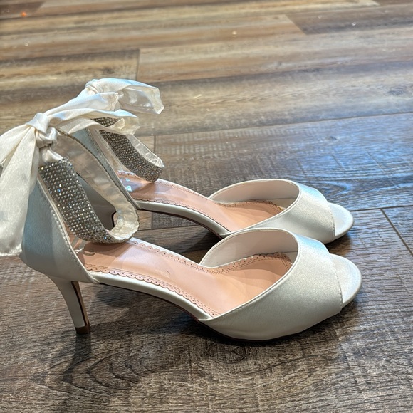 White Rhinestone strappy Heel - Picture 3 of 7